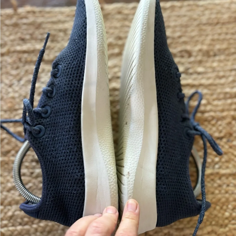 Men’s‎ Allbirds Tree Runner Sneakers Navy and White- Size 9